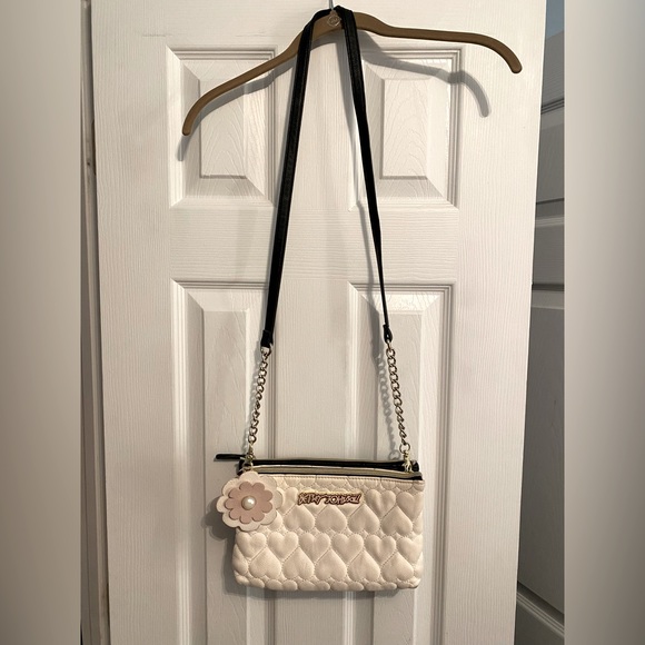 Betsey Johnson Handbags - EUC BETSEY JOHNSON two toned heart quilt crossbody purse